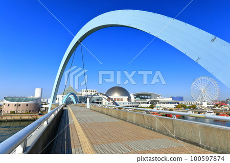 [Aichi Prefecture] Nagoya Port Aquarium and Port Bridge (Garden Wharf Rinko Ryokuen) in fine weather 100597874