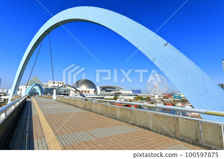 [Aichi Prefecture] Nagoya Port Aquarium and Port Bridge (Garden Wharf Rinko Ryokuen) in fine weather 100597875