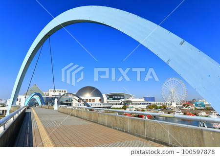 [Aichi Prefecture] Nagoya Port Aquarium and Port Bridge (Garden Wharf Rinko Ryokuen) in fine weather 100597878