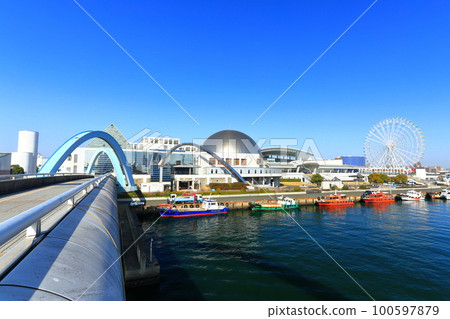 [Aichi Prefecture] Nagoya Port Aquarium and Port Bridge (Garden Wharf Rinko Ryokuen) in fine weather 100597879