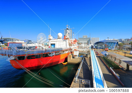 [愛知縣]南極觀察船富士（花園碼頭臨港綠園）在陽光明媚的名古屋港 100597888