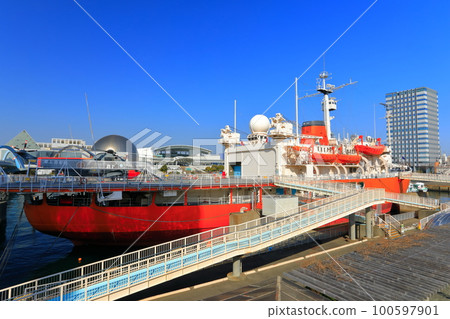 [愛知縣]南極觀察船富士（花園碼頭臨港綠園）在陽光明媚的名古屋港 100597901