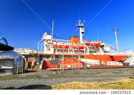 [Aichi Prefecture] Antarctic observation ship Fuji (Garden Wharf Rinko Ryokuen) in sunny Nagoya Port 100597910