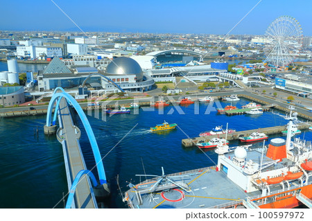 [Aichi Prefecture] Antarctic observation ship Fuji (Garden Wharf Rinko Ryokuen) seen from the Port Building of Nagoya Port 100597972