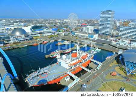 [愛知縣]從名古屋港港務大樓看到的南極觀察船富士（花園碼頭臨港綠園） 100597978