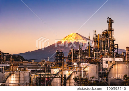 從黃昏可以看到富士山的靜岡工廠夜景 從黃昏可以看到富士山的靜岡工廠夜景 100598240