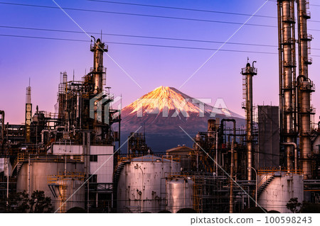Factory night view in Shizuoka where you can see Mt. Fuji from dusk Factory night view in Shizuoka where you can see Mt. Fuji from dusk 100598243