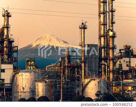 Factory night view in Shizuoka where you can see Mt. Fuji from dusk Factory night view in Shizuoka where you can see Mt. Fuji from dusk 100598252
