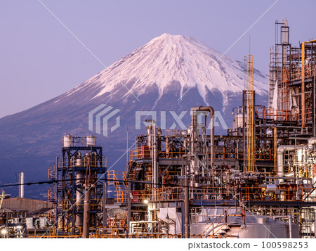 從黃昏可以看到富士山的靜岡工廠夜景 從黃昏可以看到富士山的靜岡工廠夜景 100598253