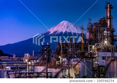 從黃昏可以看到富士山的靜岡工廠夜景 從黃昏可以看到富士山的靜岡工廠夜景 100598254