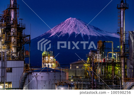 Factory night view in Shizuoka where you can see Mt. Fuji from dusk 100598256