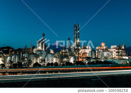 Factory night view in Shizuoka where you can see Mt. Fuji from dusk Factory night view in Shizuoka where you can see Mt. Fuji from dusk 100598258