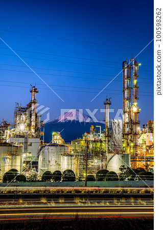 Factory night view in Shizuoka where you can see Mt. Fuji from dusk Factory night view in Shizuoka where you can see Mt. Fuji from dusk 100598262