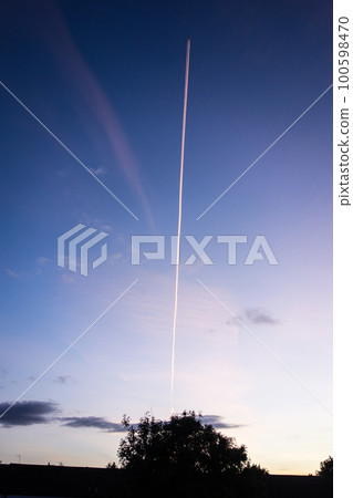 倫敦郊區深藍色日落天空中繪製的一條軌跡 100598470