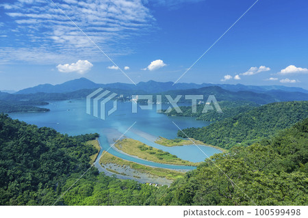 從台灣索道看到的日月潭和周圍的群山/台灣日月潭 100599498