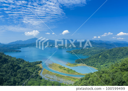 從台灣索道看到的日月潭和周圍的群山/台灣日月潭 從台灣索道看到的日月潭和周圍的群山/台灣日月潭 100599499