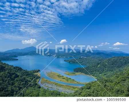 從台灣索道看到的日月潭和周圍的群山/台灣日月潭 100599500
