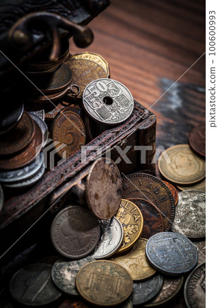 Chest old coins from around the world from 1940 to the new millennium Chest old coins from around the world from 1940 to the new millennium 100600993
