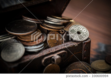 Chest old coins from around the world from 1940 to the new millennium 100600994