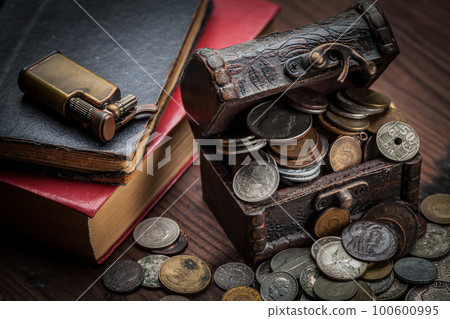Chest old coins from around the world from 1940 to the new millennium 100600995