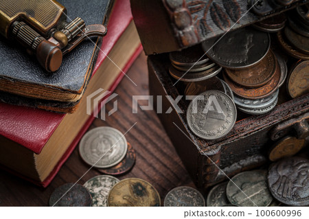 Chest old coins from around the world from 1940 to the new millennium Chest old coins from around the world from 1940 to the new millennium 100600996