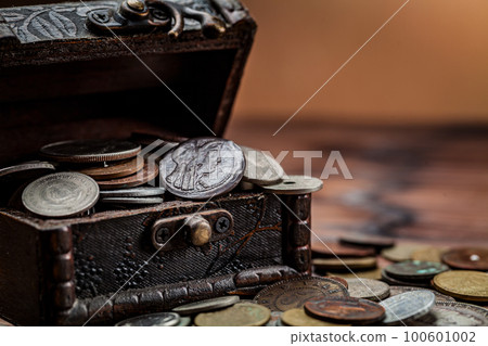 Chest old coins from around the world from 1940 to the new millennium Chest old coins from around the world from 1940 to the new millennium 100601002