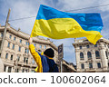 MILAN, ITALY - FEBRUARY 25, 2023: One year after Russia-Ukraine war, 1st anniversary.Rally of the population in support of Ukraine in Milan, Cordusio. 100602064