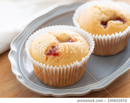strawberry jam muffins 100602658