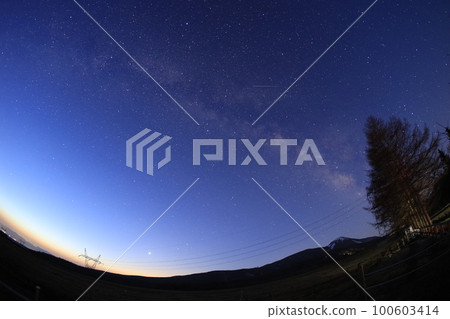 Milky Way and shooting stars in Tateshina Milky Way and shooting stars in Tateshina 100603414