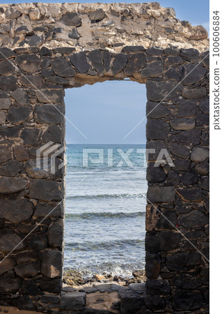 Door with Atlantic ocean view, Fuerteventura 100606884