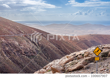 View of the landscape from the Mirador del Risco de Las Penas viewpoint on the island of Fuerteventura 100607907