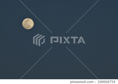 北斗市白州町,13.8歲的小望月在接近黃昏的天空中(位置:左上) 北斗市白州町,13.8歲的小望月在接近黃昏的天空中(位置:左上) 100608754