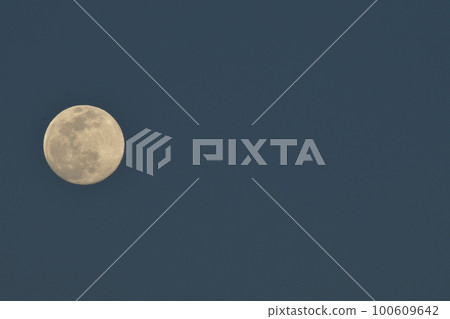 Hakushu-cho, Hokuto City, a small moon with a moon age of 13.8 in the sky approaching dusk (location: middle left) 100609642
