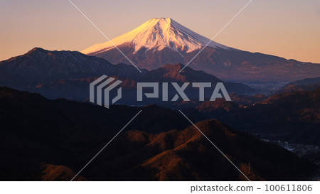 (Yamanashi Prefecture) Superb view of dawn sky and red Mt. Fuji (Yamanashi Prefecture) Superb view of dawn sky and red Mt. Fuji 100611806