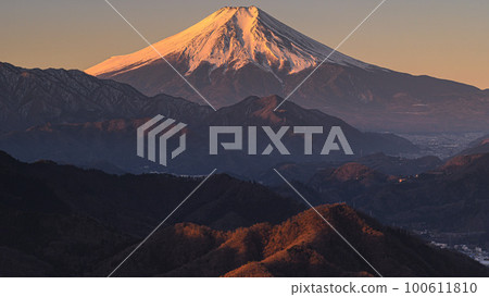 (Yamanashi Prefecture) Superb view of dawn sky and red Mt. Fuji 100611810