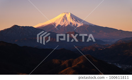 (Yamanashi Prefecture) Superb view of dawn sky and red Mt. Fuji 100611811