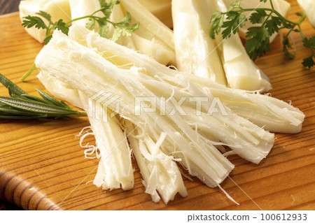 Fresh and delicious salmon cheese 100612933