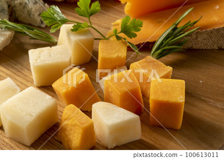 新鮮美味的 mimolette 奶酪 新鮮美味的 mimolette 奶酪 100613011