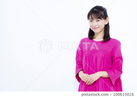 woman wearing pink dress 100613028