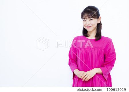 woman wearing pink dress 100613029