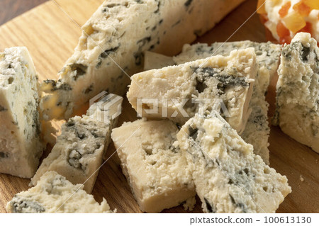 新鮮美味的藍紋奶酪 100613130
