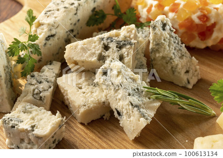 fresh and delicious blue cheese 100613134