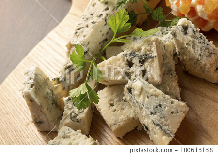 fresh and delicious blue cheese 100613138