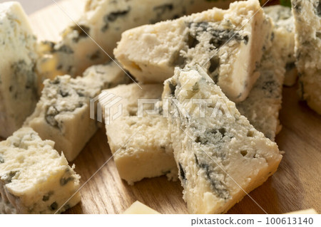 fresh and delicious blue cheese 100613140