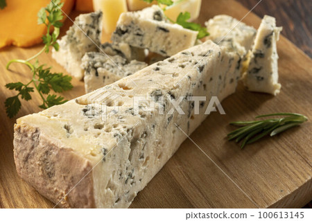 fresh and delicious blue cheese 100613145