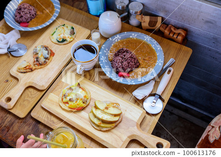 Cooking, curry, homemade pizza, coffee Cooking, curry, homemade pizza, coffee 100613176