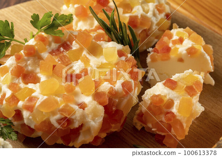Fresh and delicious camembert cheese 100613378