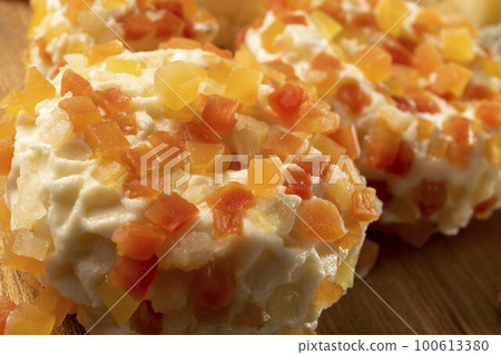Fresh and delicious camembert cheese 100613380