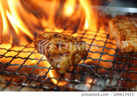 木炭烤架火焰烤肉網烤肉烤肉 100613423