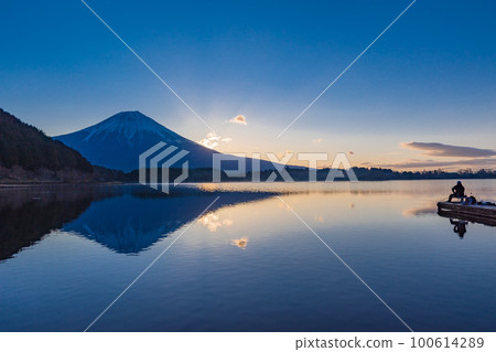 (Shizuoka Prefecture) Lake Tanuki Angler Before Sunrise (Shizuoka Prefecture) Lake Tanuki Angler Before Sunrise 100614289